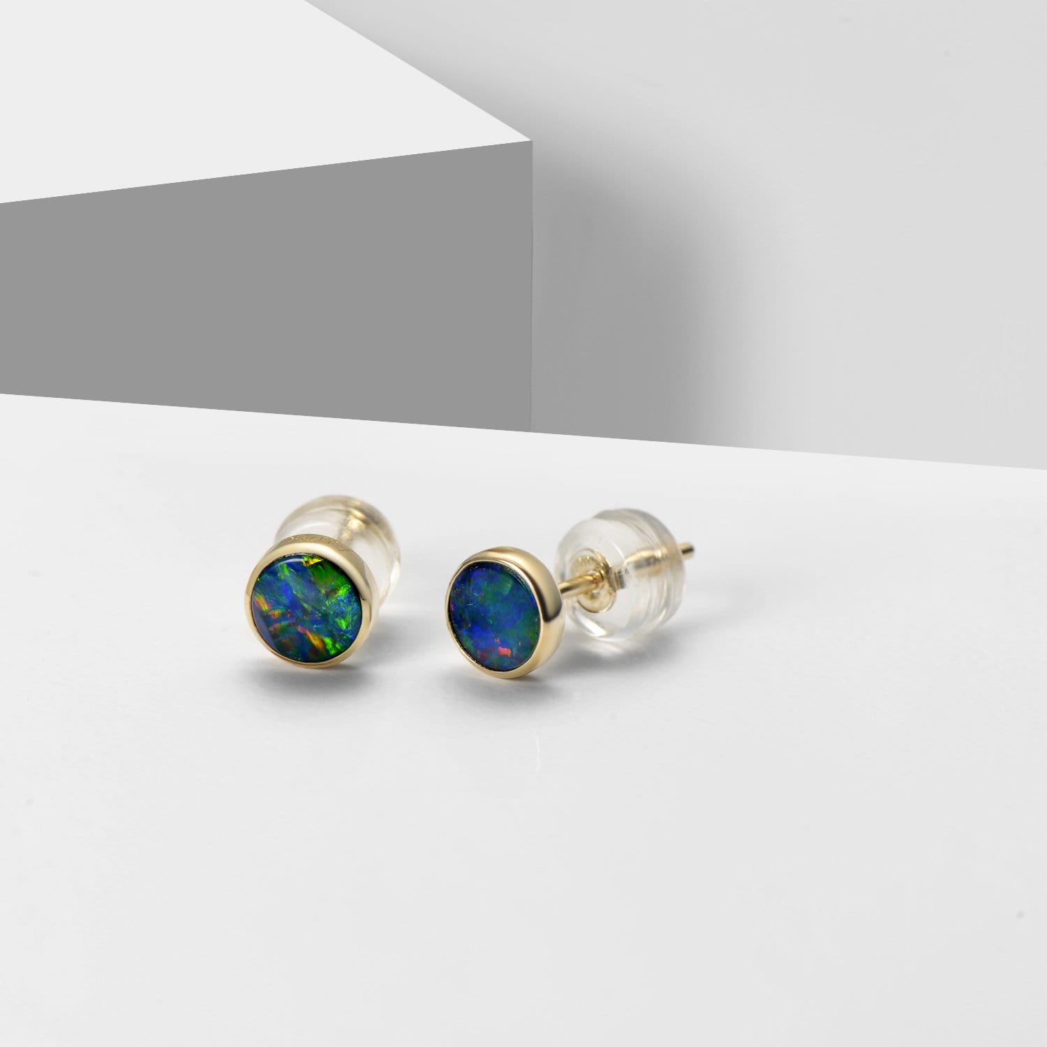 Genuine Natural Fire Round Opal In 18K Solid Yellow Gold